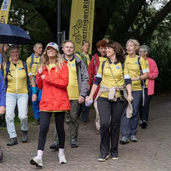 Groep wandelt de HerinneringenRit